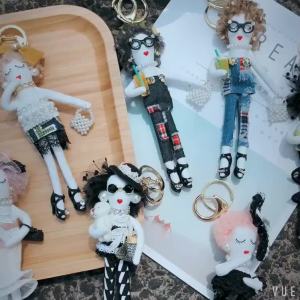 ชุดหมวกทรงสูงมีเอกลักษณ์เฉพาะตัวพวงกุญแจสำหรับสาวๆพวงกุญแจรถสไตล์ชาแนลขนาดเล็กกระเป๋าแฟชั่นจี้กระเป๋าเทพธิดา