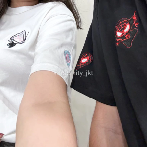 V11 Baju Kaos Couple Logo Spiderman Miles Morales & Gwen Stacy Warna Putih - Kaos Spiderman Couple - Tshirt Spiderman Couple Free Sticker