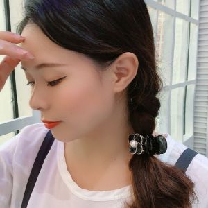 JEWELRY การออกแบบแฟชั่น บุคลิกภาพ คลิปหน้าม้า เด็กผู้หญิง อารมณ์ สวมศีรษะ คลิปหนีบขนาดเล็ก เครื่องประดับผมผู้หญิง กิ๊บติดผมดอกคามิเลีย สีทึบ