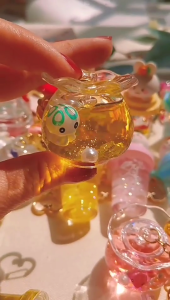 พวงกุญแจอะคริลิสวยงามพร้อมสิ่งมีชีวิตลอยน้ำพวงกุญแจหลากสีและอเนกประสงค์จี้กระเป๋าอินเทรนด์