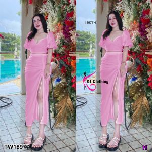 S18977 set 2 ชิ้น เสื้อครอปครอป แขนพอง + กระโปรงยาว ผ่าหน้า ดึงเชือก