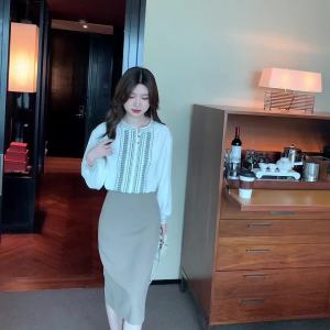 Ammin phong cách dân tộc Trung Quốc mới của phụ nữ dài tay áo thêu 2024 r Thiết kế màu be rộng dễ phối ống tay phồng thêu áo cánh vải voan