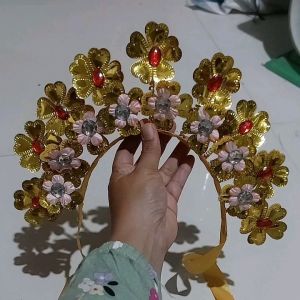 Mahkota & Aksesoris Pesta: Desain Elegan untuk Pernikahan