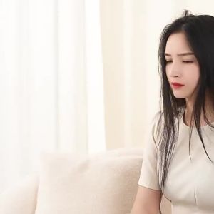 Wireless straight hair comb with negative ions that do not harm hair New rechargeable mini portable lazy person not plugged in Can be used in dormitories