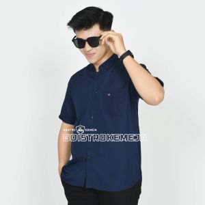 Kemeja pria dewasa polos pendek warna denim terbaru 2026 bahan premium