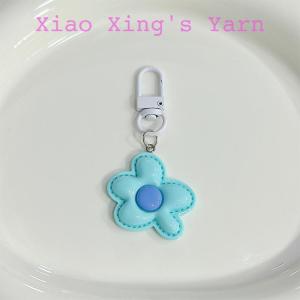 Khoá cài hoa cúc daisy flower tone màu pastel ngọt ngào xinh xắn gắn thú bông móc khoá handmade | XiaoXingYarn