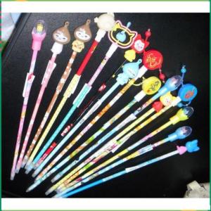 Bút kiểu viết dễ thương kiểu dài 30cm ốm mảnh đuôi gắn hình trang trí nhiều kiểu. VM160