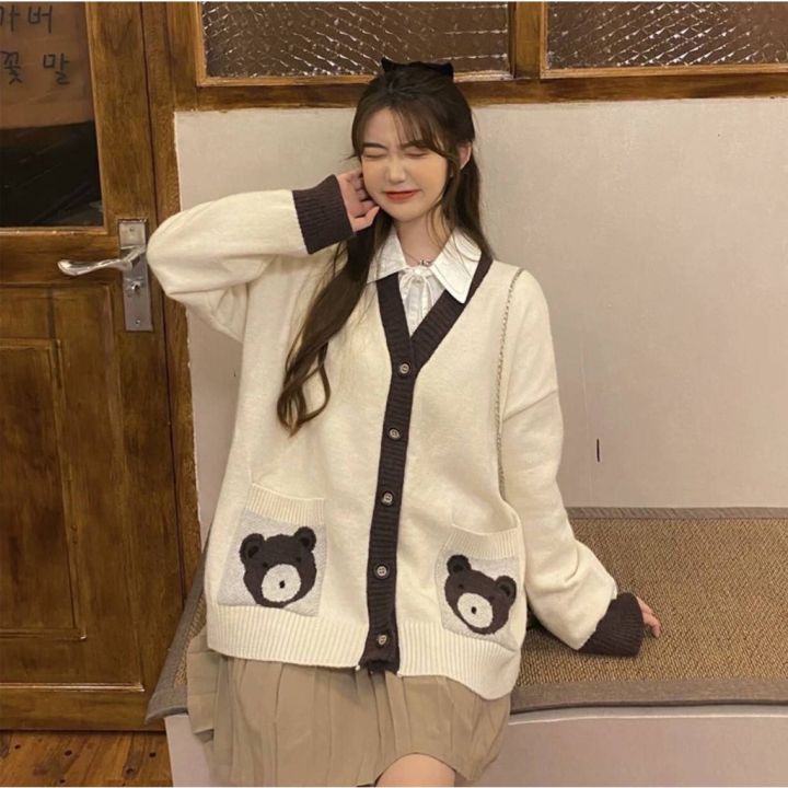 🧸เสื้อคลุมไหมพรม งานสไตล์เกาหลี คลุมคอวีกระดุมหน้า กระเป๋าทอลายน้องหมี ...