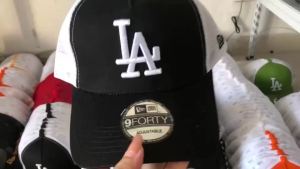 Mũ New Era New La NY màu đen và trắng mũ bóng chày của các đội Yankees và Dodgers.