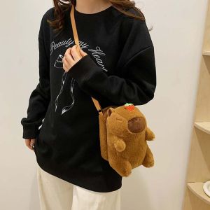 MOIRA ตุ๊กตาผ้าพลัฌ กระเป๋าสะพายข้าง Capybara คาวาอิ แบบพกพาได้ กระเป๋าสะพายลายการ์ตูน แครอทสำหรับกลางคืน สายรัดปรับได้ กระเป๋า Sylvanian families สำหรับนักเรียน
