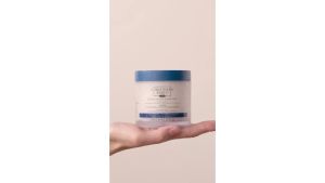 Chrishe Robin Purifying Scalp Scrub with Sea Salt - A deep-cleansing product for oily roots and sensitive scalps removes build-up and soothes irritation.