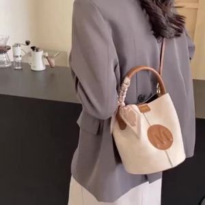 2025กระเป๋าถังผู้หญิงระดับไฮเอนด์ แบบสะพายข้างและถือ สไตล์ย้อนยุค มาพร้อมผ้าพันคอ