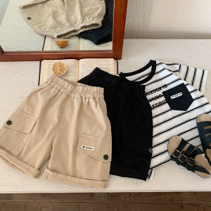 COD เด็ก 2025 ฤดูร้อนใหม่กางเกงขาสั้นเด็กหล่อเวอร์ชั่นเกาหลีสติกเกอร์สีทึบเด็กผู้ชายชุดเอี๊ยมลำลองเสื้อผ้าเด็กอินเทรนด์HGFDDSGFF