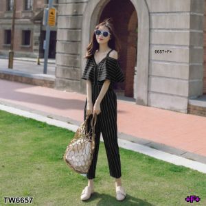 P6657 จั้มสูทสายเดี่ยวเว้าไหล่ลายริ้ว One-shoulder striped jumpsuit.