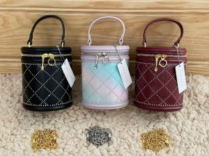 [CHUẨN HÃNG] Túi nữ dáng trụ tròn kèm xích đeo chéo bảng màu mớ đính hạt xung quanh cực chiếu (Size 175)