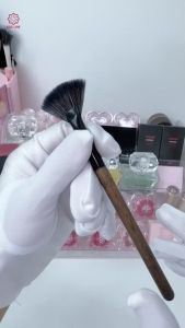 Cọ bắt sáng hình quạt lông cọ siêu mềm mịn giúp làm sáng và phủi bụi phấn BSHQ01