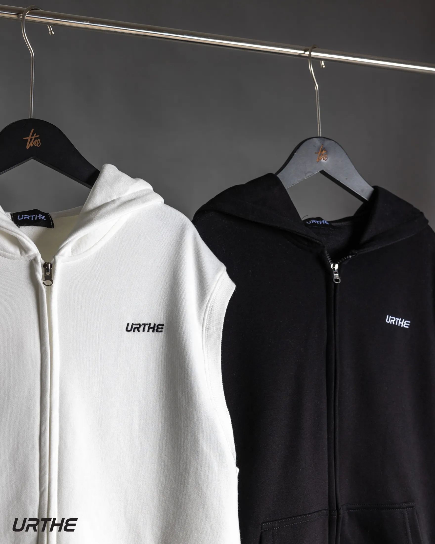 URTHE - เสื้อฮู้ด เเขนกุด รุ่น SLVL HOODIE สีดำ สีขาว