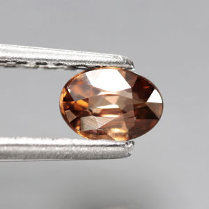 0.55 ct พลอยดิบ เพทาย (Unheated Zircon) สีน้ำตาลอมแดง ทรงไข่ กัมพูชา