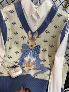 Áo len đan retro hoạt hình mùa thu mới cho phụ nữ bộ trang phục áo sơ mi trắng