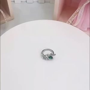 Womens accessories: niche green hummingbird ring adjustable open ring light luxury jewelry suitable for layering and fashionable for commuting