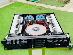 ĐẨY CÔNG SUẤT LỚN RCW 4800 Trang bị 64 sò lớn mang lại công suất mạnh mẽ vượt trội dành cho hội trường lớn sân khấu phòng karaoke cao cấp và sự kiện ngoài trời. Đảm bảo âm trầm sâu âm cao sắc nét và không bị méo tiếng kể cả ở công suất lớn