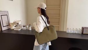 2024 Túi xách tay thời trang mới túi đeo nách vải canvas cổ điển dung tích lớn túi du lịch đi làm thời trang và đa năng.