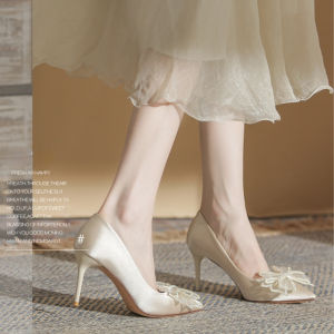 🔥Nadines🔥รองเท้าส้นสูงของผู้หญิง ส้นกริชเซ็กซี่ ใหม่ชี้นิ้วเท้าตกแต่งโบว์ rhinestone รองเท้าส้นสูงแต่งงาน 7 ซม. รองเท้าคริสตัลฝรั่งเศส