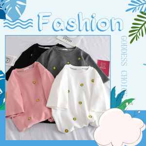 KDAShop เสื้อยืดหน้ายิ้ม เป็นงานปักสีเหลืองชัดเจน แมชกับสีเสื้อได้อย่างลงตัว ไอเทมที่สาวๆห้ามพลาด