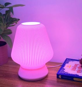 Đèn ngủ LED in 3D ba màu với thiết kế gân dọc và đế tròn.