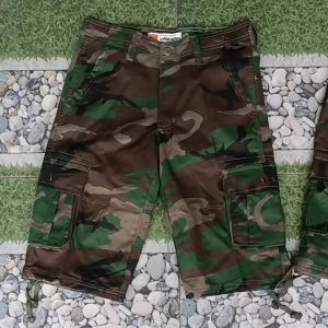 ขาวพริกเปลี่ยน กางเกงทหารขาสั้นลายพรางตัว [พรางเขียว032]