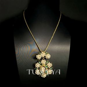 French Vintage Pearl Woven Portrait Pendant Necklace Niche Design with Exquisite Twisted Chain