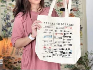 Túi xách để mang sách trả lại thư viện tem cổ có ghi ngày hết hạn của thẻ thư viện một món quà mang tính văn học từ những năm 90 dành tặng cho người yêu sách người viết sách nhân viên thư viện hoặc giáo viên dạy tiếng Anh.