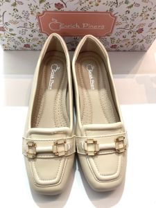 299 บาทถุกมาก คัชชูหนังนิ่มคือรองเท้าที่ทำจากหนังคุณภาพดี มีความนิ่มและยืดหยุ่นใส่สบาย ไม่แข็งเหมือนหนังทั่วไป ช่วยให้การเดินสะดวกสบาย และมักมีดีไซน์ที่เรียบหรู