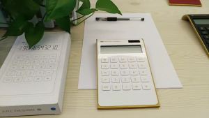 เครื่องคิดเลขขนาดเล็กหน้าจอ LCD จอแสดงผลขนาดใหญ่ปุ่มตอบสนองการดำเนินงานทางคณิตศาสตร์กรอบทองเครื่องคิดเลขเดสก์ทอปพลังงานคู่