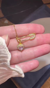 Exaggerated Heart Pendant Necklace Safety Pin Necklace Alloy Texture Fashion and Trendy Jewelry Suitable for Women