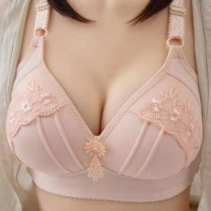 ผู้หญิงสีสวย GLCDB189 ซื้อ 3 แถม 1 ลายลูกไม้ ระบายอากาศเป็นเนื้อผ้านุ่มนิ่ม 3 ช่องวัสดุ ราคาใช้จ่าย