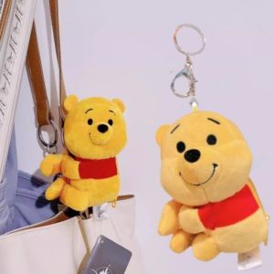 2025 ใหม่น่ารักหมีพูห์กระเป๋าสตางค์ตุ๊กตารถตกแต่งกระเป๋าพวงกุญแจจี้เครื่องกรงเล็บตุ๊กตาตุ๊กตาขายส่ง