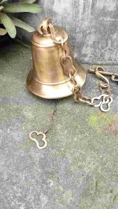 Bel Pintu Rumah Lonceng Kuningan & Rantai Antik 16 x 16 cm
