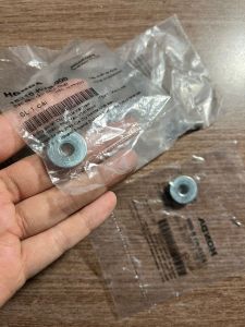 Bạc đệm tấm cách điện/ Miếng sắt long đền gắn ốp pô Honda zin hãng.(giá 1 con).