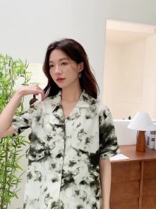 Ammin เสื้อเชิ้ตผู้หญิงแขนยาวปานกลางเสื้อสง่างามแบบลำลองกราฟฟิตีหมึกย้อมไทย้อนยุคแขนสั้นเสื้อสตรีผ้าฝ้ายผู้หญิงสไตล์เกาหลีฤดูร้อน2024