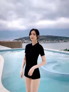 ชุดว่ายน้ำผู้หญิงตัวต่อตัวเซิร์ฟวันหยุดปิดพุงเรียวสัดส่วนป้องกันแดดมิดชิดยอดนิยมโซเชียลแบบเรียบง่าย