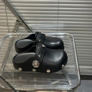 [Free Shipping] 26 New Thick-Soled Slippers Height-Increasing Non-Slip Versatile For Indoor And Outdoor Wear With Rivet Detailing And A Closed-Toe Design