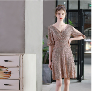 ชุดราตรีสีแดงผู้หญิงประดับด้วยเลื่อมชุดเดรสสั้นแฟชั่นเซ็กซี่ระดับไฮเอนด์สําหรับโฮสต์ชุดที่หรูหราสําหรับงานเลี้ยง