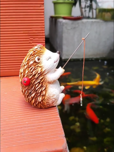 Unique Hedgehog Fishing Resins Figurine Ornament Decoration For Aquariums Miniature Landscape Creative Homes Accent