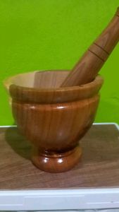 8 นิ้ว พร้อมสากลายไม้ธรรมชาติ ครกใช้ในครัวเรือน ราคา 250 บาท ครกไม้จามจุรี