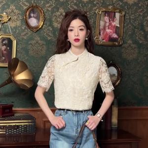 เสื้อคัตเอาต์ลูกไม้สั้นคอตั้งเรียบง่ายสำหรับฤดูร้อนของ Ammin2024เสื้อผู้หญิงสไตล์จีนชุดกี่เพ้าปักลายคลาสสิกหรูหรา