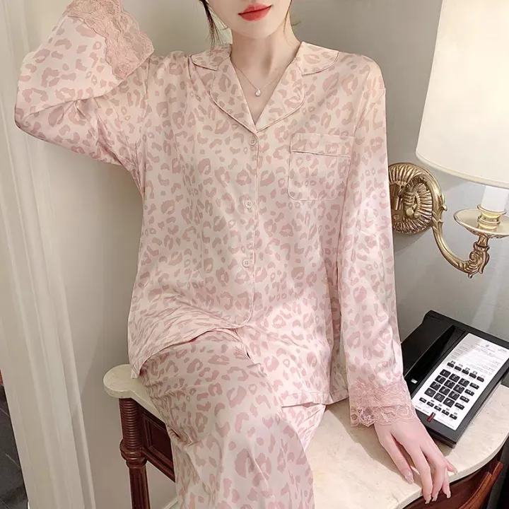 Baju%20Setelan%20Piyama%20Wanita%20Satin%20Premium%20Motif%20Macan%20Tutul%20Pink%20Renda%20Lengan%20Panjang%20Korean%20Style%20-%20Image%207