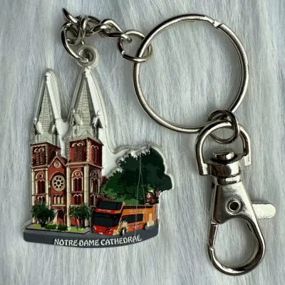 Móc Khóa Lưu Niệm VIETNAM’S CRUISE VNC Nhà Thờ Đức Bà 4cm x 3.1cm Quà Tặng Lưu Niệm Việt Nam