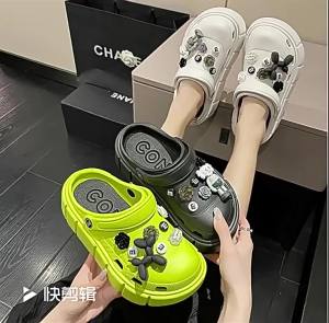 [Free Shipping] 2025 New WomenS Clogs Fashionable Thick-Soled Beach Sandals With A Closed-Toe Design
