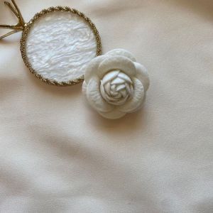 เข็มกลัดดอกไม้คาเมลเลียทรงกลมหรูหราของแอนนี่พร้อมโบว์กำมะหยี่หมุดสไตล์ฝรั่งเศสทำด้วยมือ